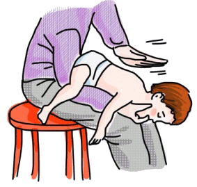Persona sentada con un bebé boca abajo con la cabeza más abajo que el tronco
