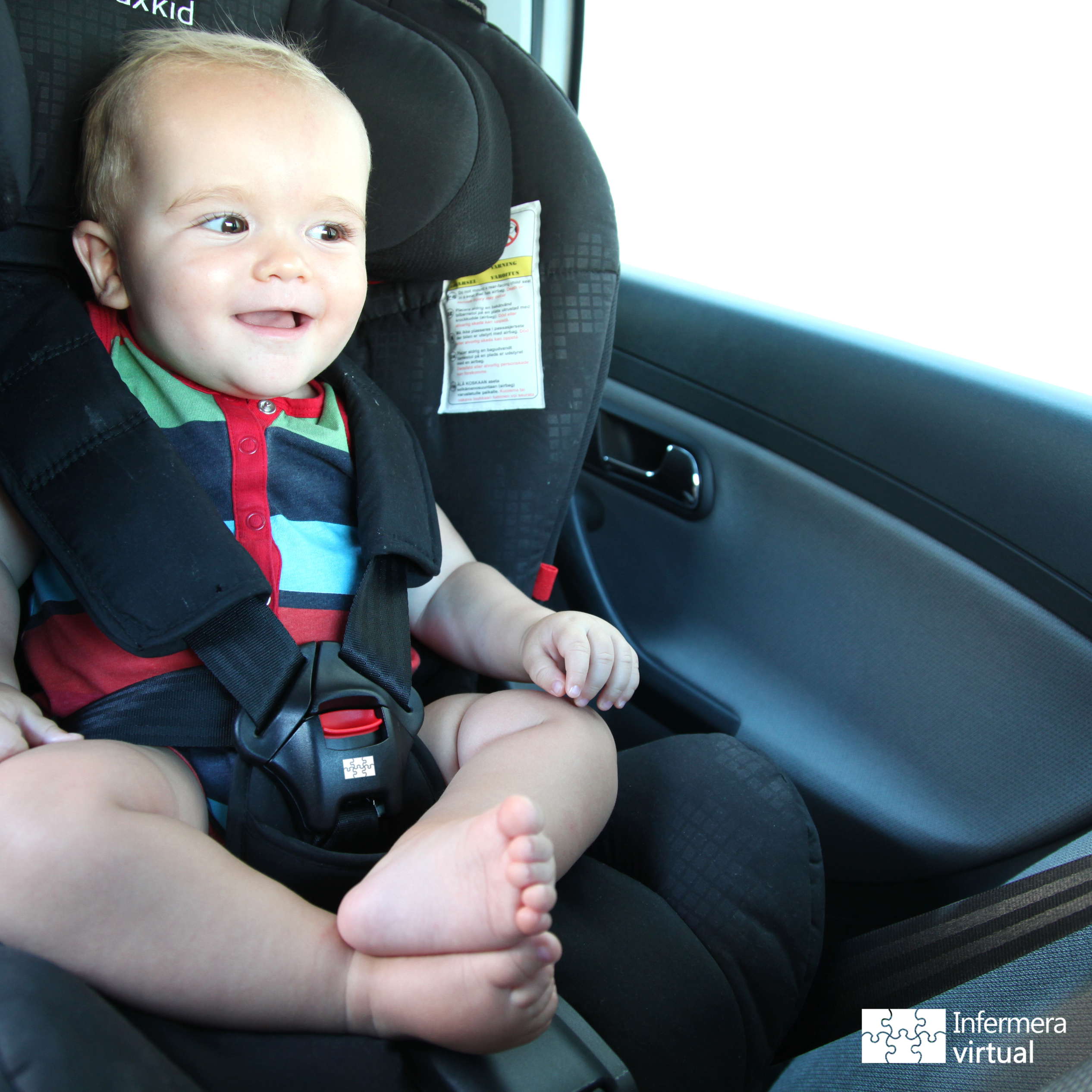 Niño sentado en una sillita de coche