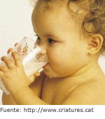 Niño bebiendo de un vaso Niño bebiendo en un vaso