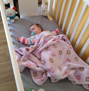 Bebé durmiendo en la cuna