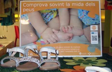 Aparador d'una sabateria infantil a Vilassar de Mar Sabateria de Vilassar amb consells de salut de la Infermera virtual