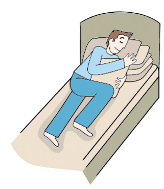 Persona en la cama durmiendo con varias almohadas