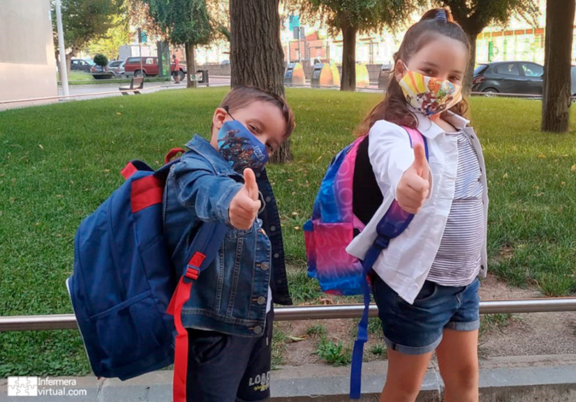 Niños camino del colegio
