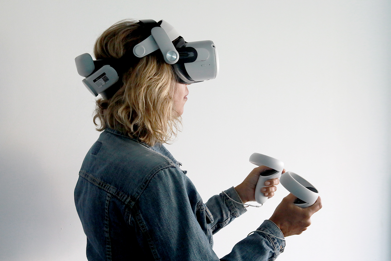 persona jugant amb ulleres de realitat virtual