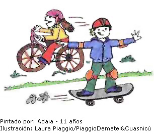 Niño en monopatín y niña en bicicleta
